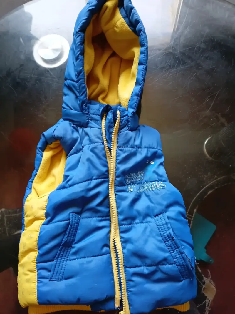 Chaleco acolchado azul con capucha