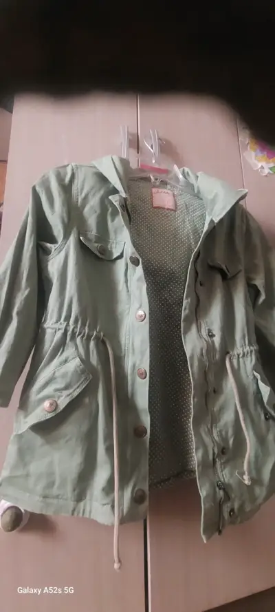 Parka verde con capucha - miniatura 1
