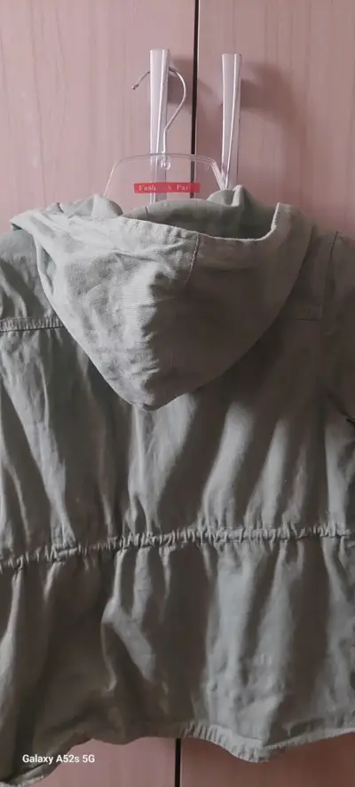 Parka verde con capucha - miniatura 2