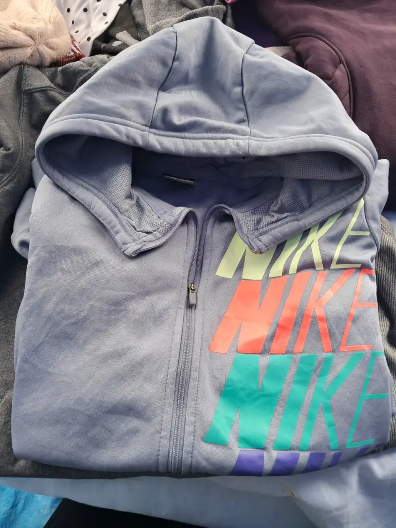 Polerón con capucha Nike gris