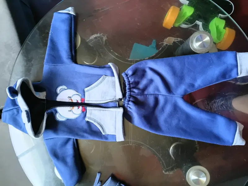 Conjunto de bebé azul con capucha