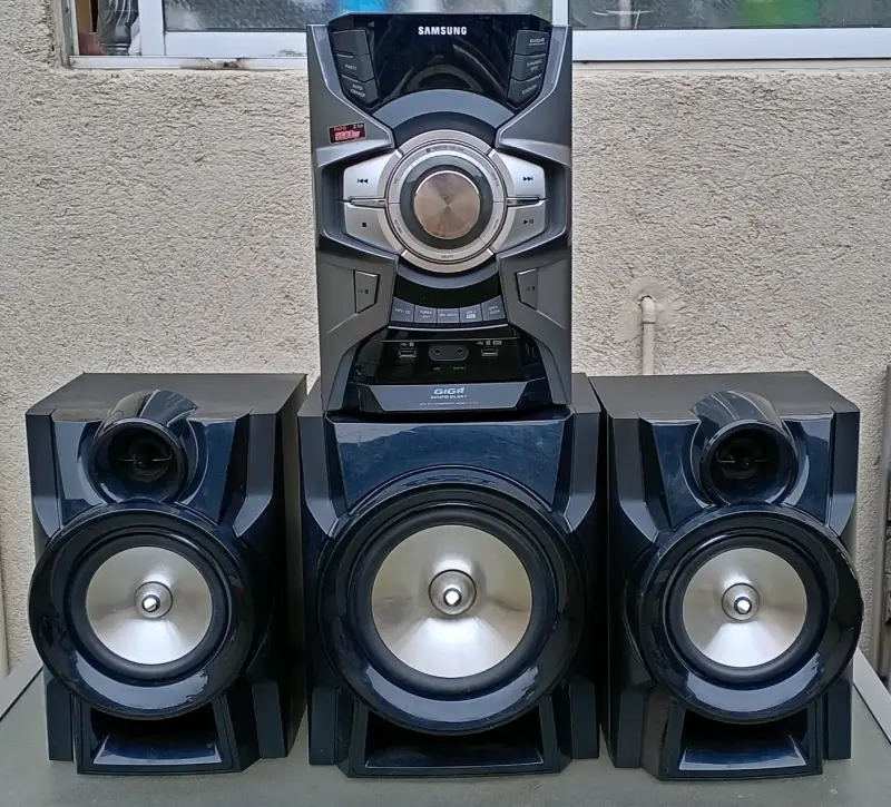 Equipo de sonido Samsung con parlantes