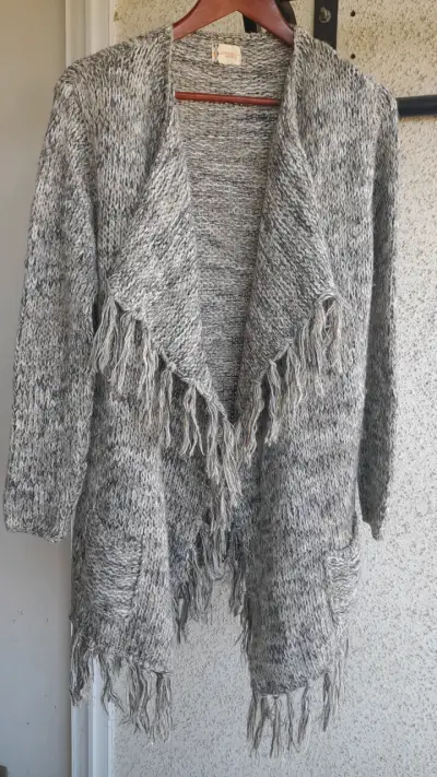 Cárdigan de lana gris con flecos - miniatura 1