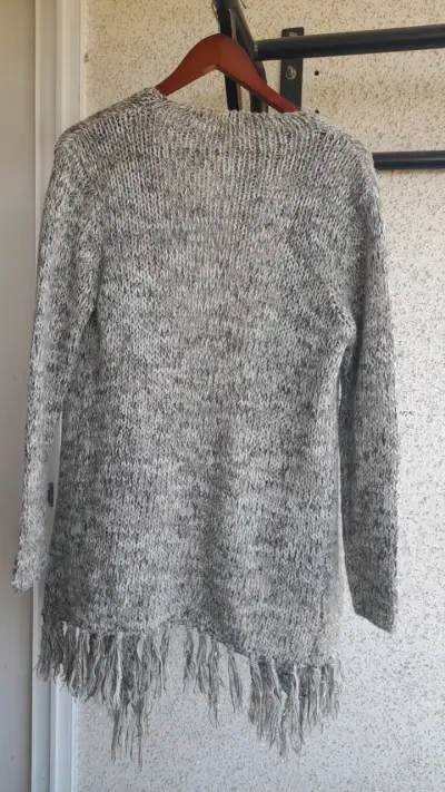 Cárdigan de lana gris con flecos - miniatura 4