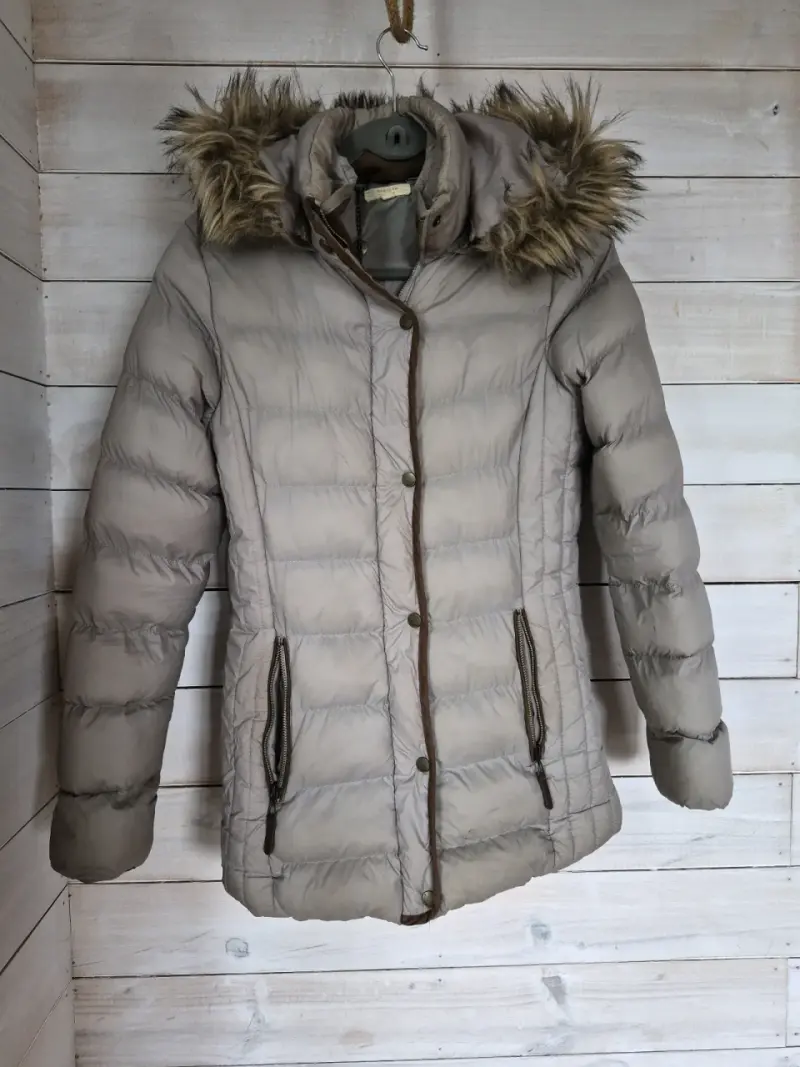 Parka beige con capucha de piel