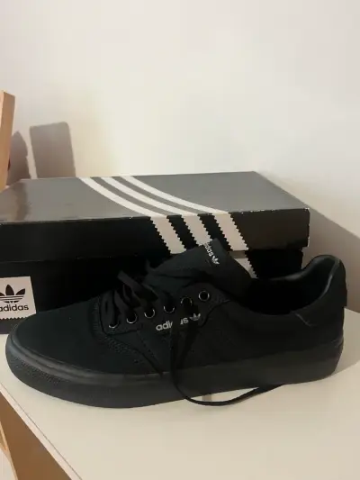 Zapatillas negras Adidas - miniatura 1