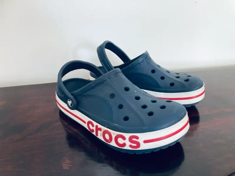 Sandalias Crocs navy con rojo