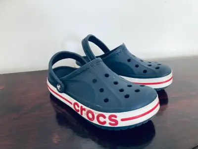 Sandalias Crocs navy con rojo - miniatura 1
