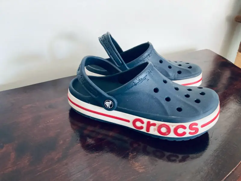 Sandalias Crocs navy con rojo - 2