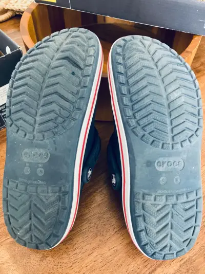 Sandalias Crocs navy con rojo - miniatura 3