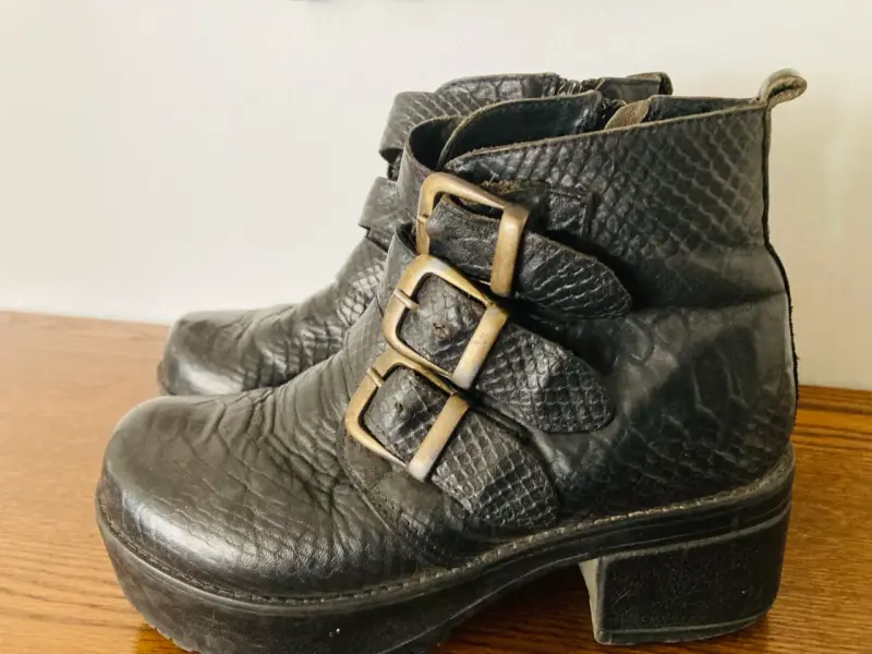 Botines negros con hebillas