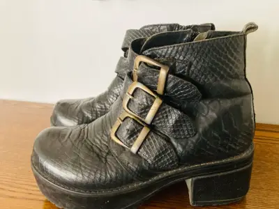Botines negros con hebillas - miniatura 1
