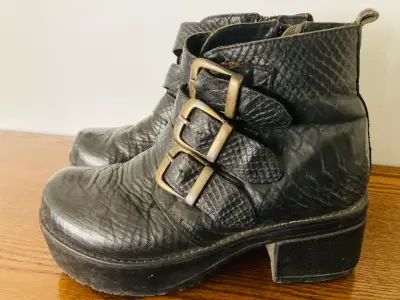 Botines negros con hebillas - miniatura 2
