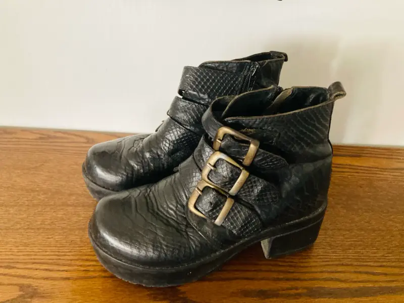 Botines negros con hebillas - 3
