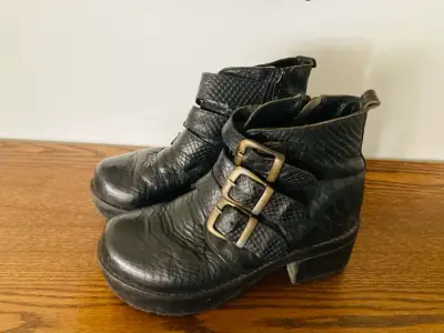 Botines negros con hebillas - miniatura 3