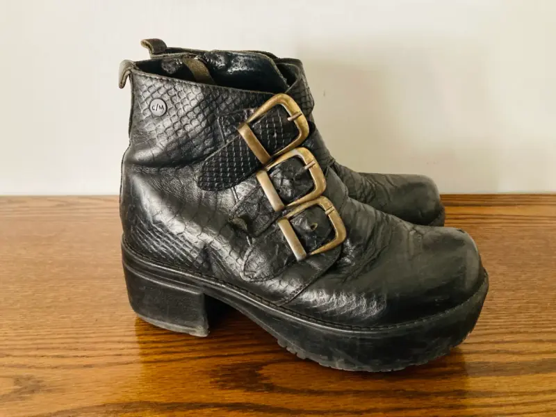 Botines negros con hebillas - 4