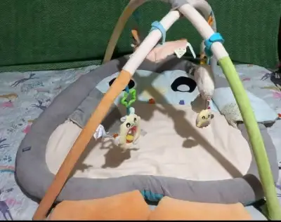 Gimnasio para bebé con juguetes - miniatura 2