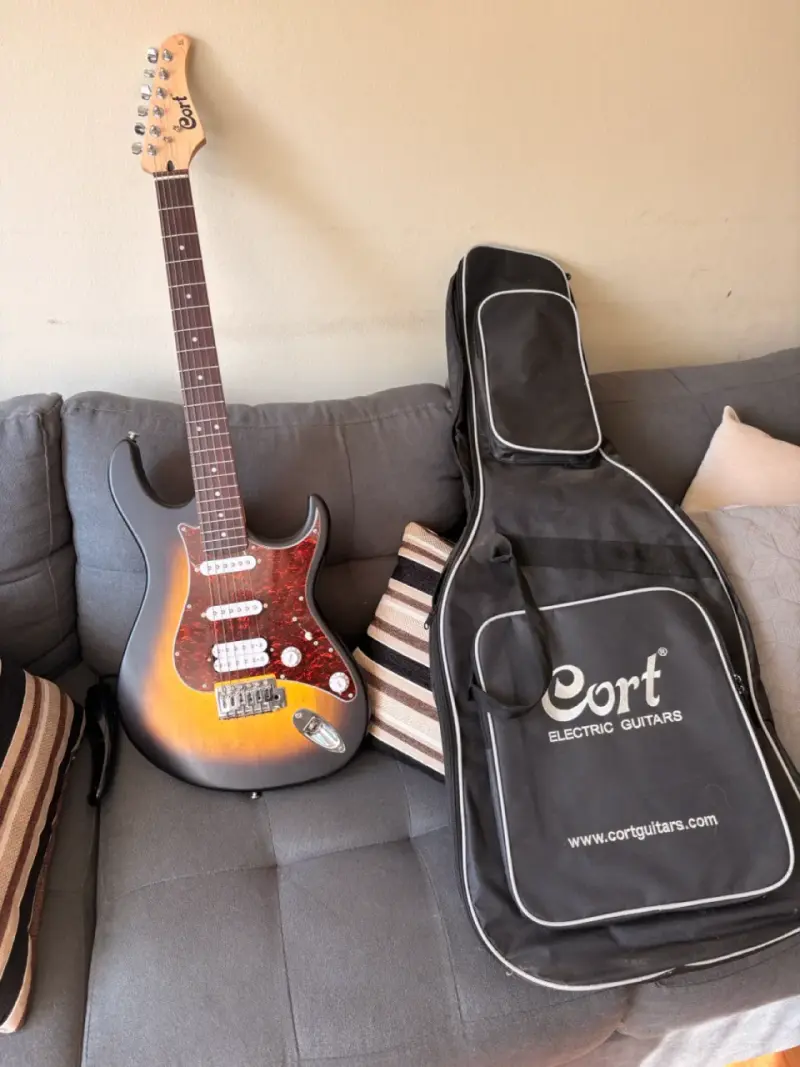 Guitarra eléctrica Cort con funda