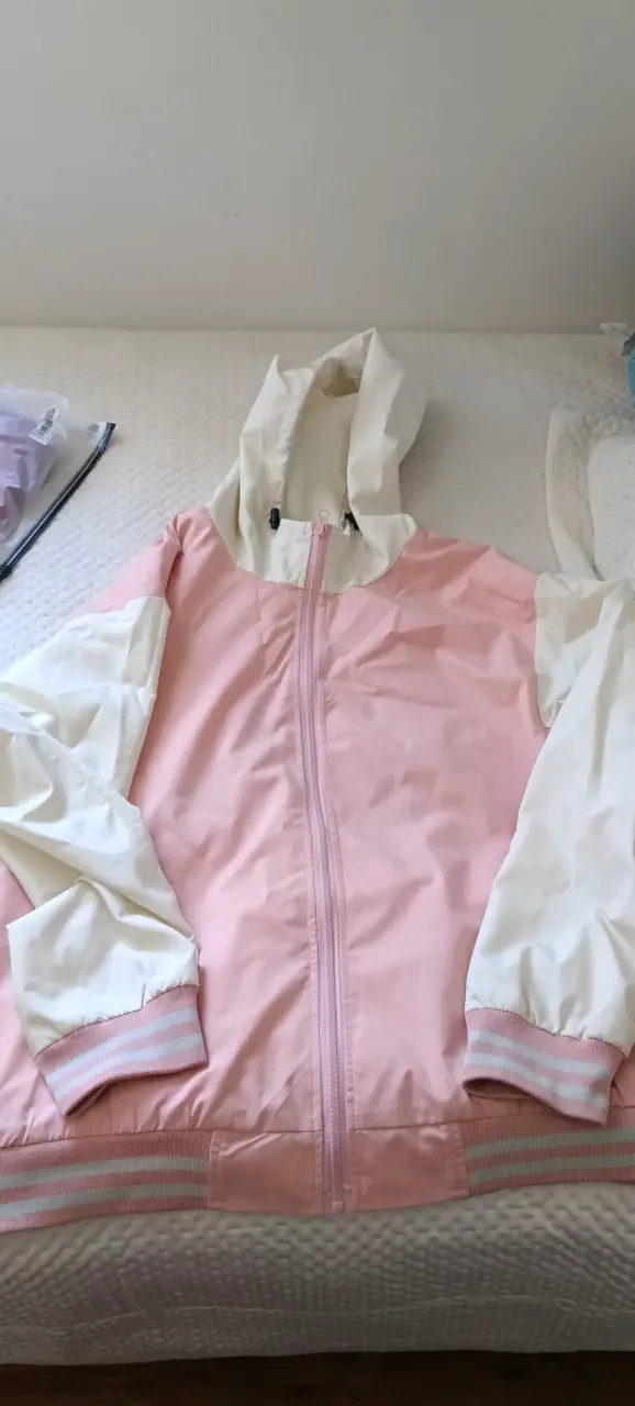 Chaqueta rosada con capucha (corta viento)