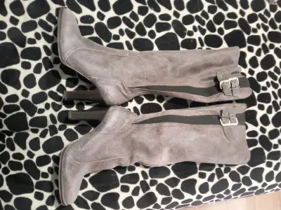 Botas altas de taco beige talla 38 - miniatura 2