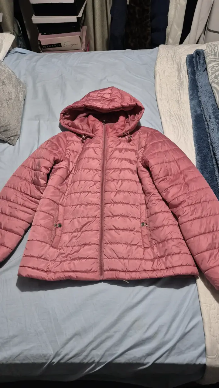 Chaqueta parka rosada con capucha - 1