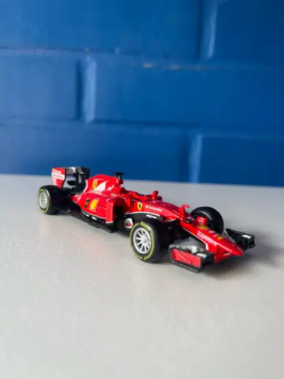 Auto a escala Fórmula 1 FERRARI - miniatura 1