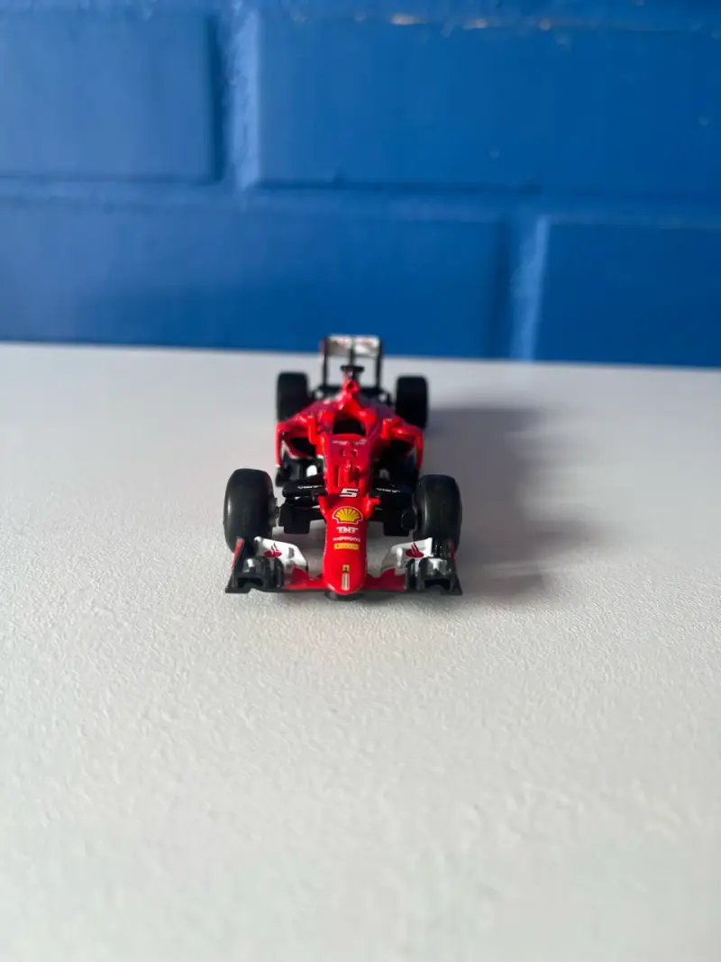 Auto a escala Fórmula 1 FERRARI - 4