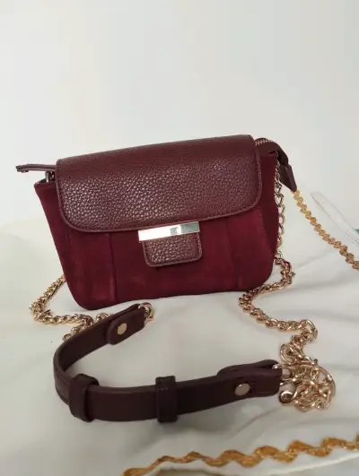 Cartera burdeo con cadena dorada - miniatura 1
