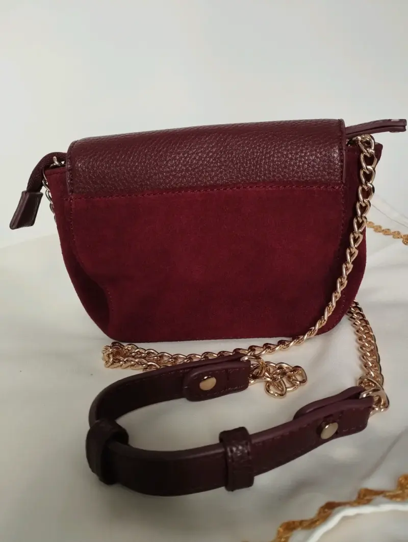 Cartera burdeo con cadena dorada - 3