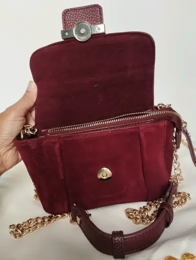 Cartera burdeo con cadena dorada - miniatura 4