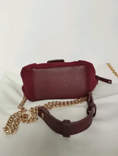 Cartera burdeo con cadena dorada - miniatura 5