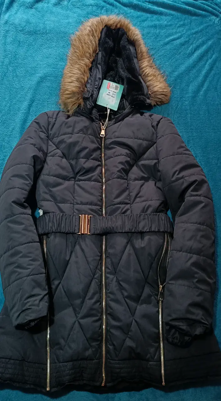 Parka negra con capucha de pelo - 1