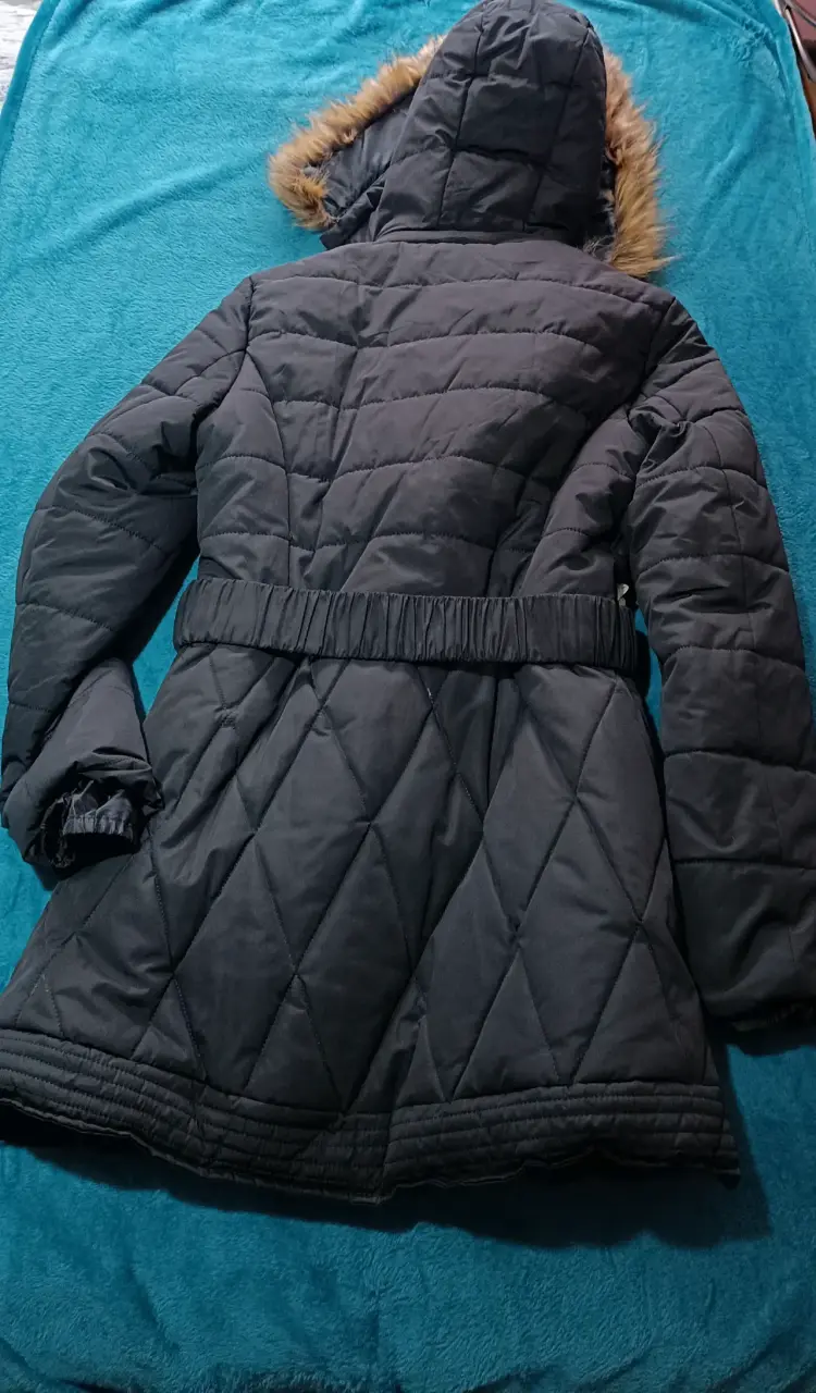 Parka negra con capucha de pelo - 2