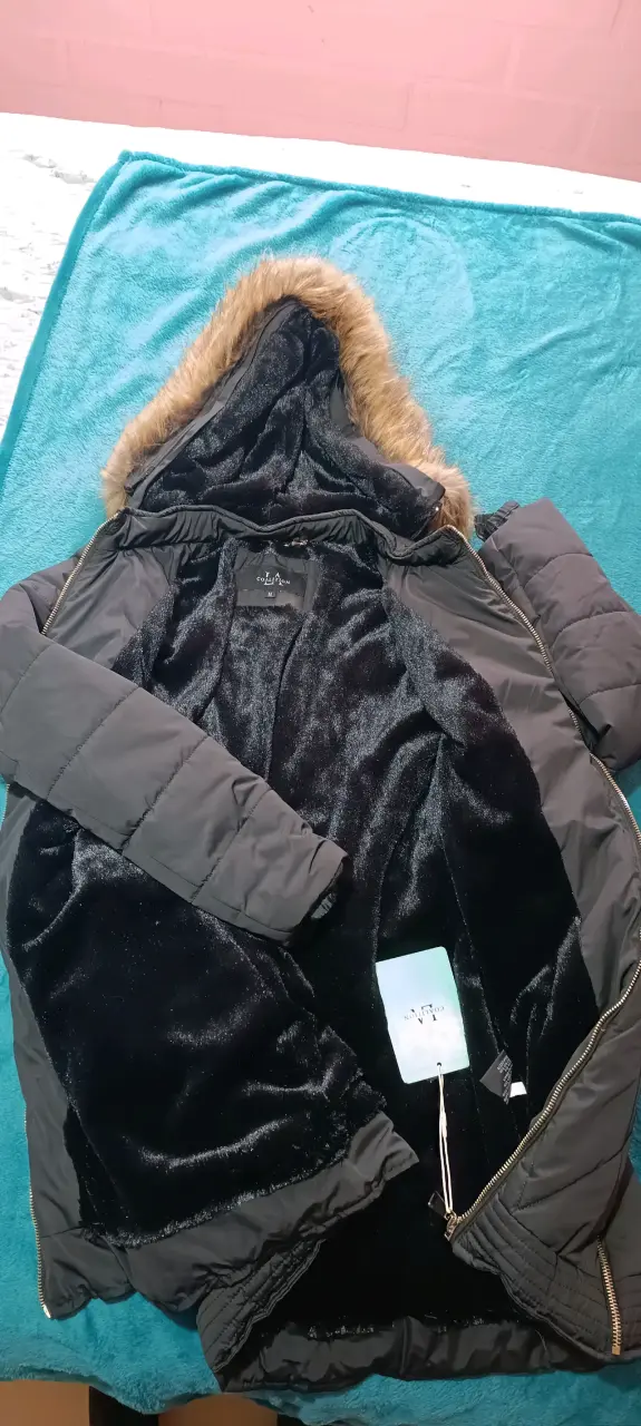 Parka negra con capucha de pelo - 3