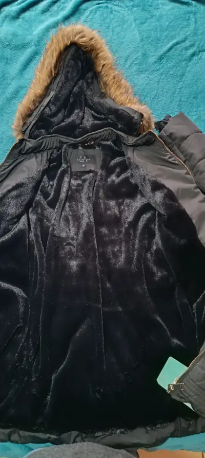 Parka negra con capucha de pelo - miniatura 4