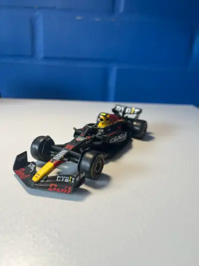 Auto a escala Red Bull F1 - miniatura 1