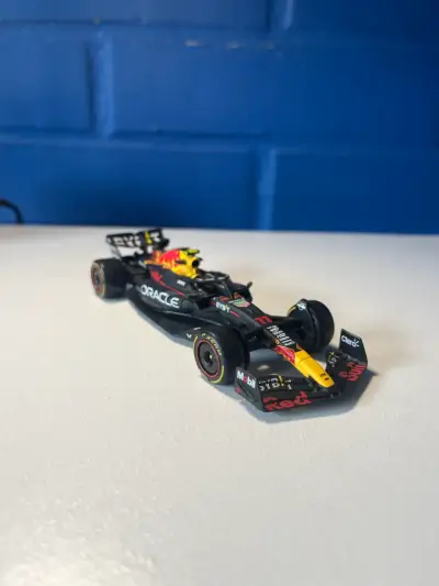 Auto a escala Red Bull F1 - miniatura 2