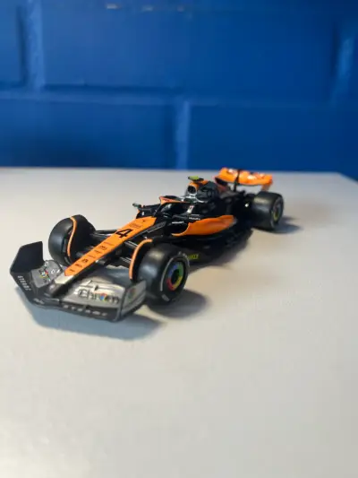 Auto de carrera miniatura McLaren - miniatura 1