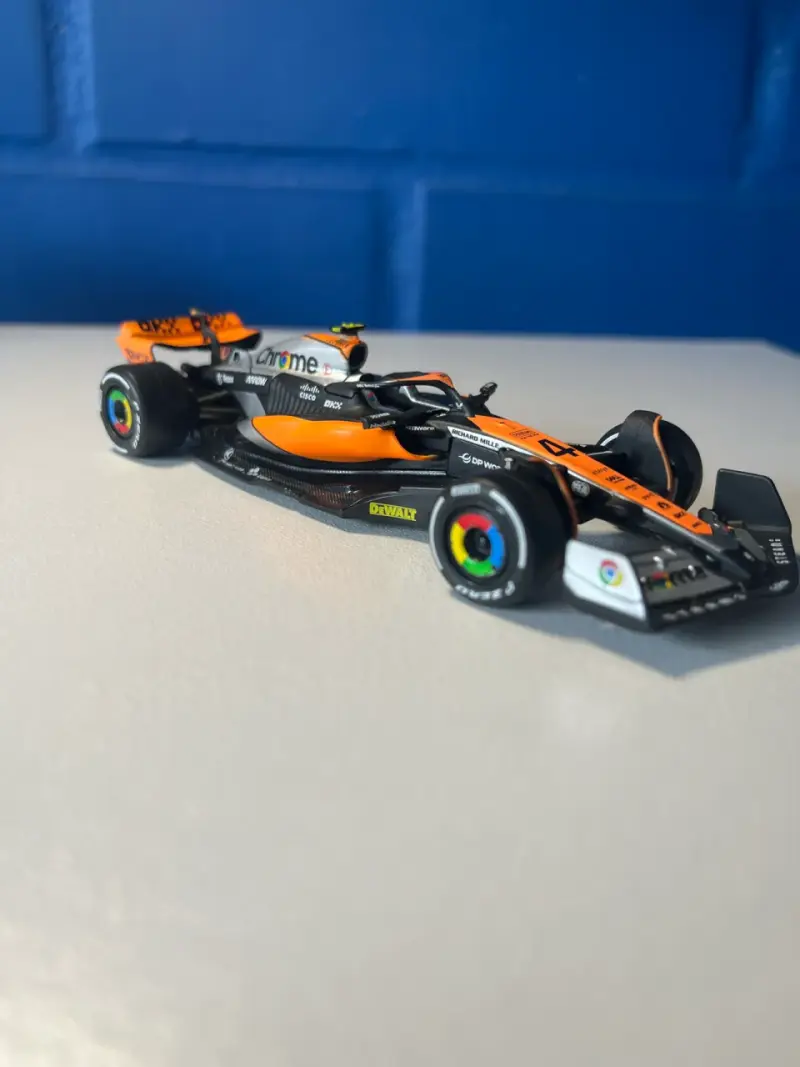Auto de carrera miniatura McLaren - 2
