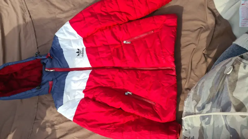 Chaqueta acolchada roja Adidas