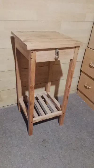 Mesa auxiliar de madera rústica - miniatura 1