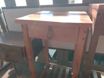 Mesa auxiliar de madera rústica - miniatura 2
