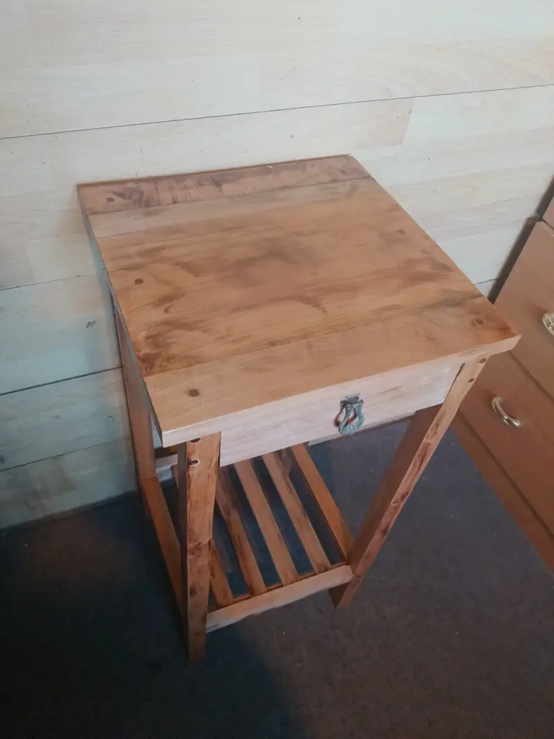 Mesa auxiliar de madera rústica - 5