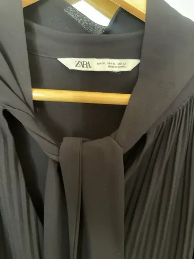 vestido negro elegante - miniatura 4