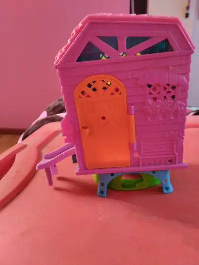Casa de juguete rosada - miniatura 1