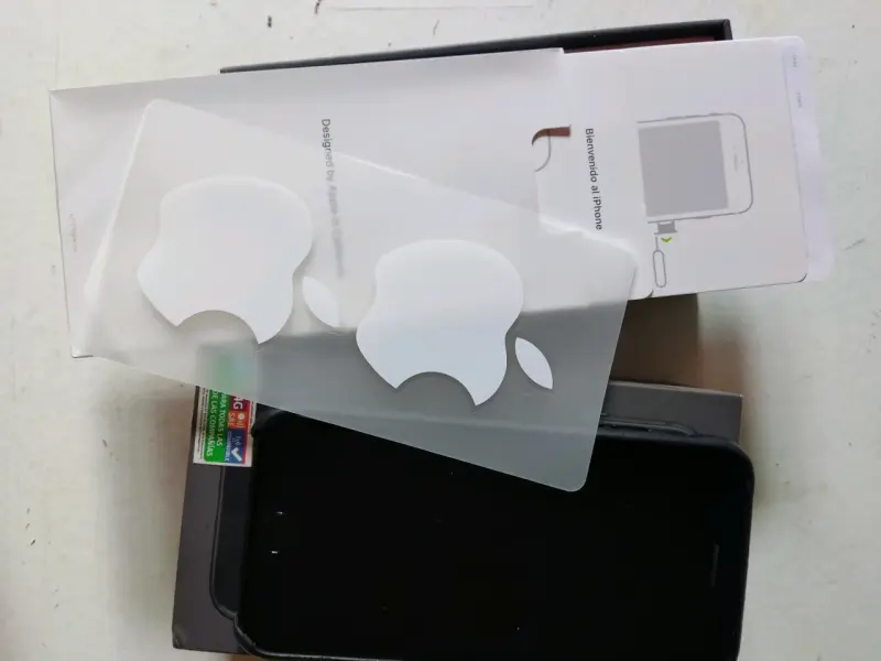 iPhone con caja y accesorios - 1