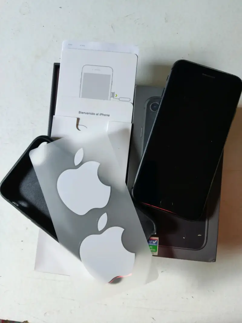 iPhone con caja y accesorios - 2