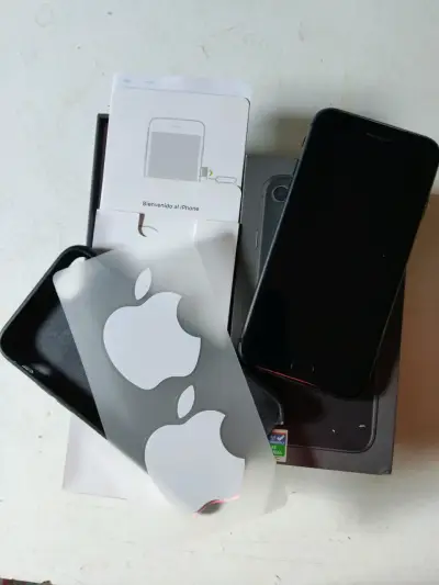 iPhone con caja y accesorios - miniatura 2