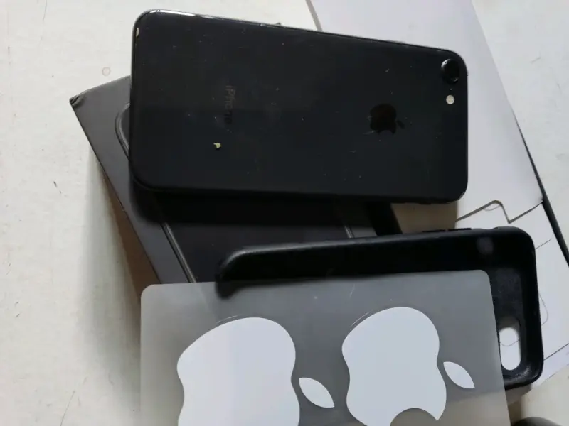 iPhone con caja y accesorios - 4