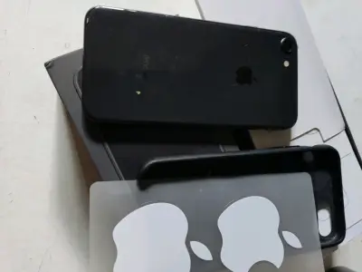 iPhone con caja y accesorios - miniatura 4